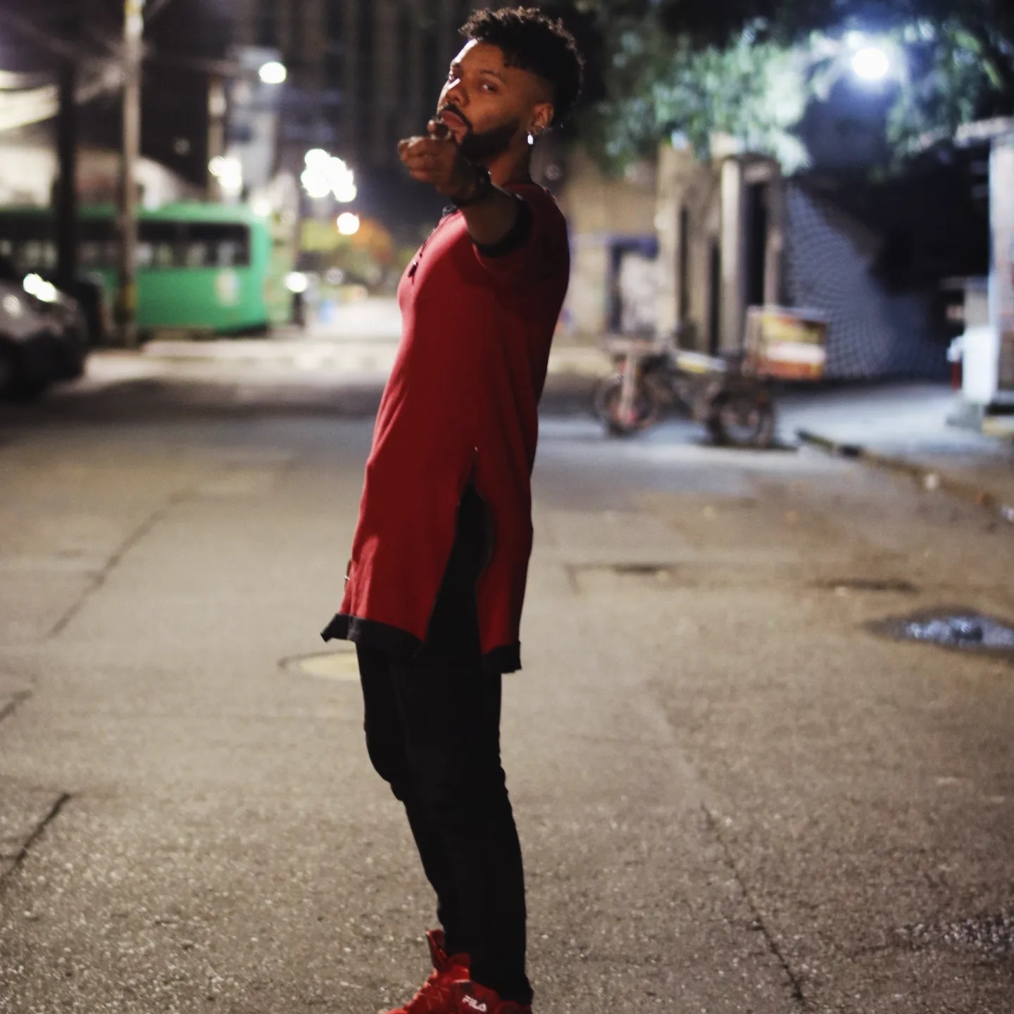 Rivas Seven de perfil en la calle, de noche
