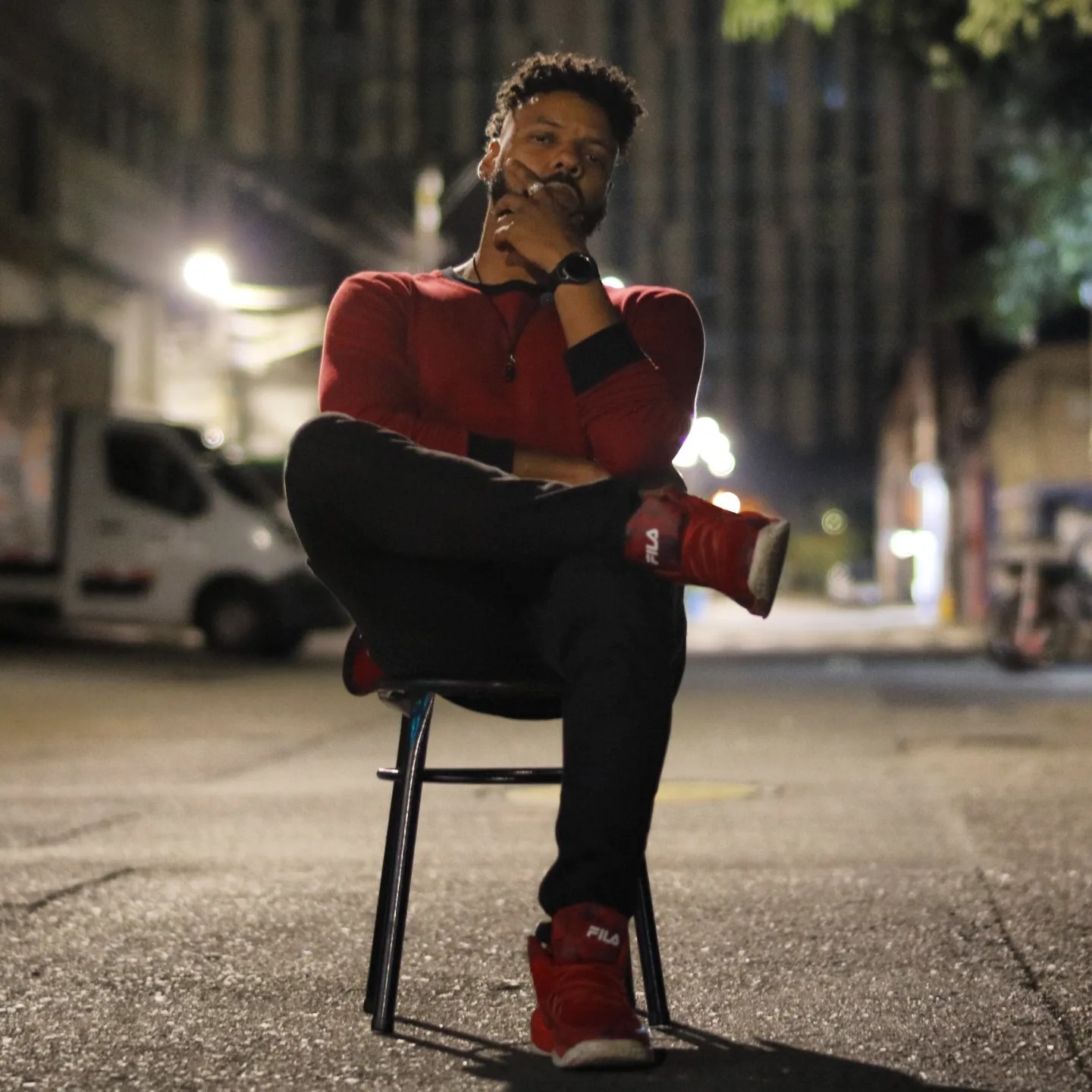 Rivas Seven sentado en la calle, de noche
